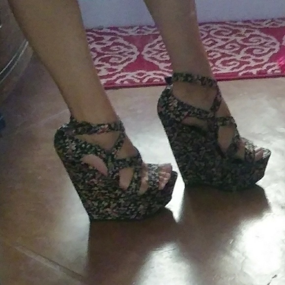 Woman's 6" Wedges Size 8 - Picture 8 of 8